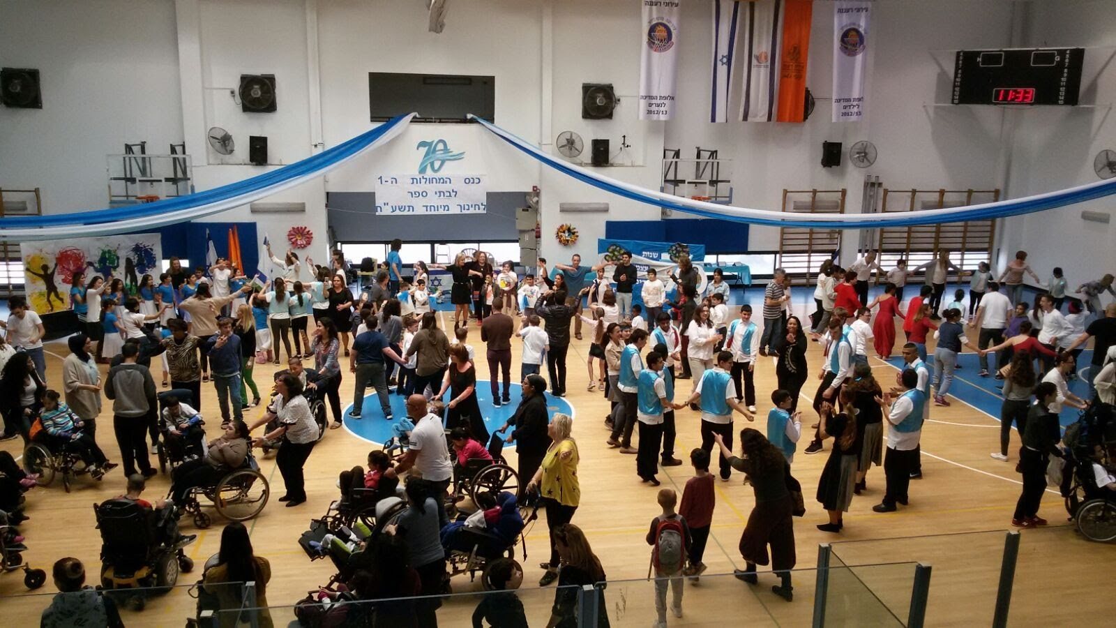 הרקדה המונית — מעגל ענק של כל המשתתפים